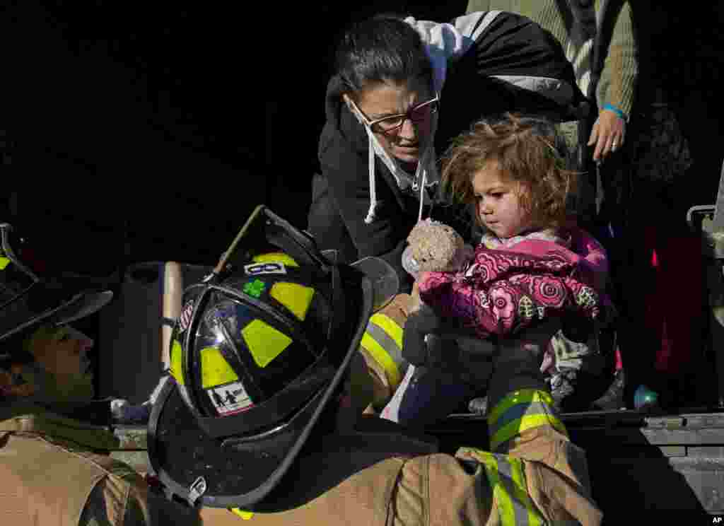 Durante las operaciones de rescate, Ali LaPointe sostiene a su hija de 18 meses, Eliza Skye luego de ser rescatada por el cuerpo de bomberos de Hoboken, Nueva Jersey. 
