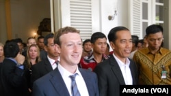 Presiden terpilih Joko Widodo menerima kunjungan Mark Zuckerberg di Balai Kota Jakarta, Senin 13 Oktober 2014 (Foto: VOA/Andylala).