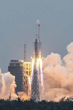 Modul Tianhe (“Harmoni Surgawi”) meluncur ke antariksa di atas roket Long March 58 dari Pusat Peluncuran Wenchang di Hainan, 29 April 2021. (AFP)