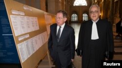 Former EADS co-chief executive Noel Forgeard (L) and lawyer Olivier Gutkes arrive for the start of Airbus insider trading trial at Paris court, Oct. 3, 2014. 