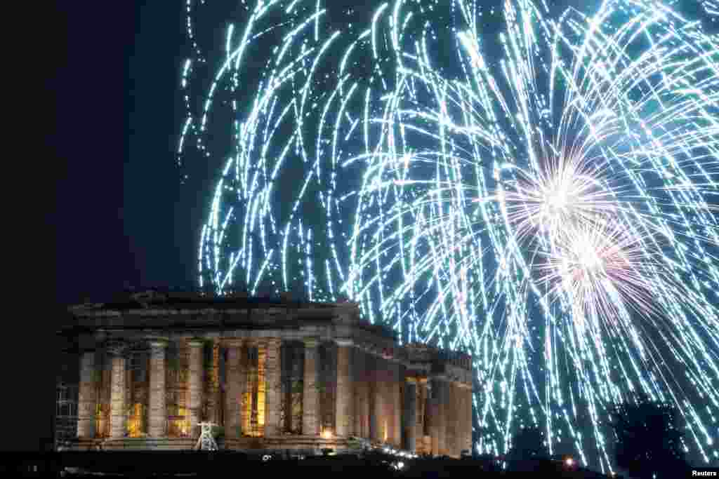 Màn trình diễn pháo hoa trên ngôi đền cổ Parthenon tại thủ đô Athens, Hy lạp, 01/01/2019. 