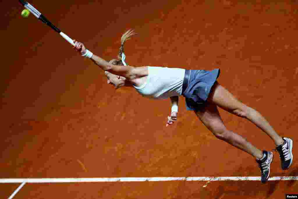 صحنه ای از تلاش &laquo;پترا کویتووا&raquo; تنیسور جمهوری چک برای رسیدن به توپ در مسابقه فینال تنیس اشتوگارت.&nbsp;