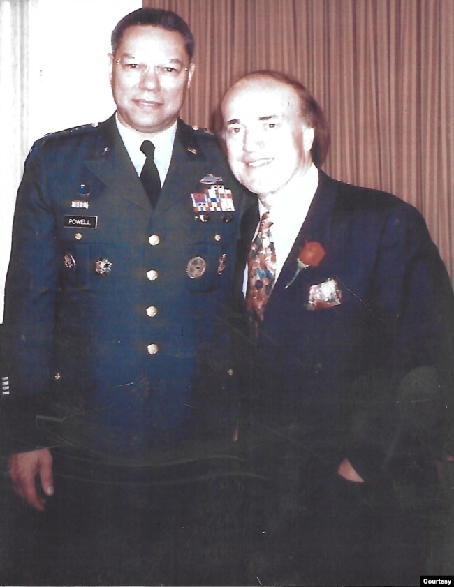 Ký giả Peter Arnett và Đại tướng Colin Powell, cựu Chủ Tịch Hội Đồng Tham Mưu Liên Quân trong chiến tranh vùng Vịnh tại New York vào tháng Tư năm 1991. Tướng Powell dẫn đầu cuộc chỉ trích Peter Arnett đã tạo cơ hội cho bộ máy tuyên truyền của Saddam Hussein hoạt động. Sau chiến tranh họ vẫn gặp nhau thân thiện và trò chuyện vui vẻ, theo lời kể của ký giả Arnett. (Hình: Peter Arnett cung cấp)