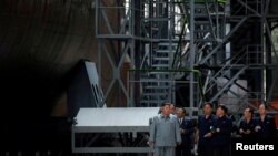 지난 7월 23일 김정은 북한 국무위원장이 새로 건조된 잠수함을 시찰하는 모습을 북한 관영 '조선중앙통신'이 보도했다. 