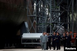 북한은 지난 2019년 7월 23일 김정은 국무위원장이 잠수함을 건조 중인 조선소를 방문했다며 사진을 공개했다.