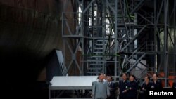 김정은 북한 국무위원장이 지난해 7월 신형 잠수함 건조 시설을 방문했다.