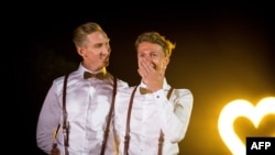 Pelari Australia Craig Burns (kiri) dan tunangannya, Luke Sullivan pada upacara pernikahan mereka di Summergrove Estate, New South Wales, 8 Januari 2018.