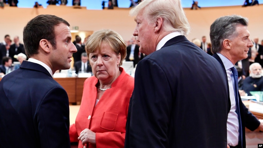 De izquierda a derecha, Emmanuel Macron, Angela Merkel y Donald Trump en la Cumbre del G-20 en julio de 2017. AtrÃ¡s a la derecha, el presidente argentino, Mauricio Macri.