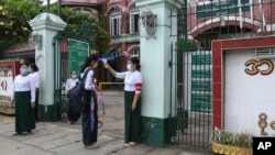 မှတ်တမ်းဓါတ်ပုံ -ရန်ကုန်မြို့က အထက်တန်းကျောင်းတခုမှာ COVID-19 ကပ်ရောဂါကာလ ပထမဆုံး ကျောင်းဖွင့်ရက် မြင်ကွင်း။ (ဇူလိုင် ၂၁၊ ၂၀၂၀)
