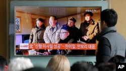 Truyền hình Bắc Triều Tiên đưa tin lãnh tụ Kim Jong Un giám sát vụ phóng thử Pukguksong-2 ngày 13/2/2017. 