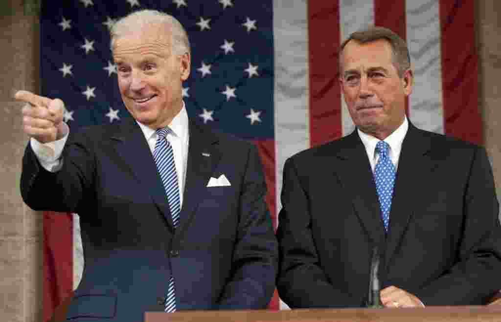 Wakil Presiden Joe Biden dan Ketua DPR John Boehner sebelum pidato kenegeraaan disampaikan Presiden Obama (AP).