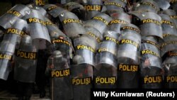 Petugas polisi melindungi diri mereka dengan tameng ketika aksi unjuk rasa menentang UU Omnibus di Jakarta, pada 13 Oktober 2020, sebagai ilustrasi. YLBHI mendorong dilakukannya reformasi Polri menyusul terungkapnya rekayasa pembunuhan Brigadir J. (Foto: Reuters/Willy Kurniawan)