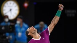 Petenis Spanyol Rafael Nadal meluapkan kegembiraannya setelah memenangkan pertandingan melawan petenis Italia Matteo Berrettini dalam semifinal tunggal putra pada hari kedua belas turnamen tenis Australia Terbuka di Melbourne, 28 Januari 2022. (William WEST / AFP)