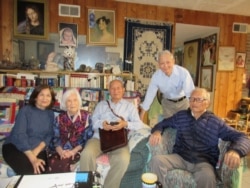 Từ trái: Các nhà thơ, nhà văn Trần Mộng Tú, Linh Bảo, Đỗ Quý Toàn, Phạm Phú Minh, Doãn Quốc Sỹ. (Hình: Nhà báo Phạm Phú Minh cung cấp)