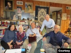 Từ trái: Các nhà thơ, nhà văn Trần Mộng Tú, Linh Bảo, Đỗ Quý Toàn, Phạm Phú Minh, Doãn Quốc Sỹ. (Hình: Nhà báo Phạm Phú Minh cung cấp)