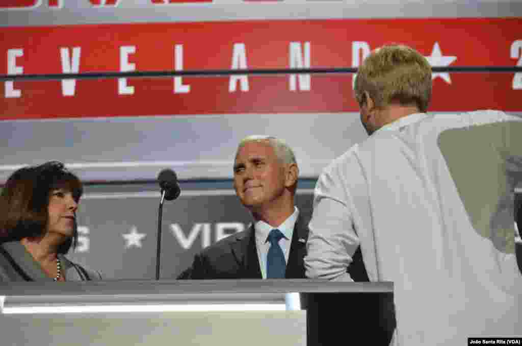 Mike Pence, governador de Indiana, é o escolhido para vice de Donald Trump. Prepara-se para o discurso esta noite na Convenção Republicana em Cleveland.