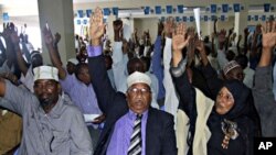 Somali lawmakers raise their hands during a confidence vote in Mogadishu (file photo - 31Oct. 2010)
