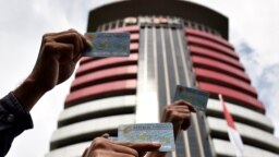 ILUSTRASI - Para aktivis melakukan unjuk rasa di depan kantor KPK menuntut investasi sepenuhnya atas kasus korupsi e-KTP dalam aksi di Jakarta Maret 2017 (Foto: Antara).
