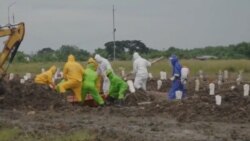Proses pemakaman jenazah korban corona di Surabaya. jenazah korban corona sempat menjadi rebutan antara pemerintah daerah dengan pihak keluarga (foto Humas Pemkot Surabaya).