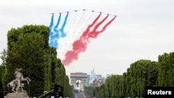 Aviones Alpha de la Patrulla de la Fuerza Aérea de Francia durante el tradicional desfile militar del Día de la Bastilla en la Avenida de los Campos Elíseos en París. Julio 14 de 2019.