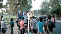 Proses syuting "Tilik" diakui sang sutradara lebih rumit karena penuh dengan adegan berjalan di atas bak truk (courtesy: Ravacana Films).