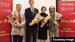 2015年10月金秋时节，卢百可与另外三名获奖人站在公和基金会颁奖台上接受全场致意（耿潇男拍摄）