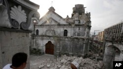 Un residente observa los escombros de una iglesia destruida por el terremoto en la ciudad de Cebu.