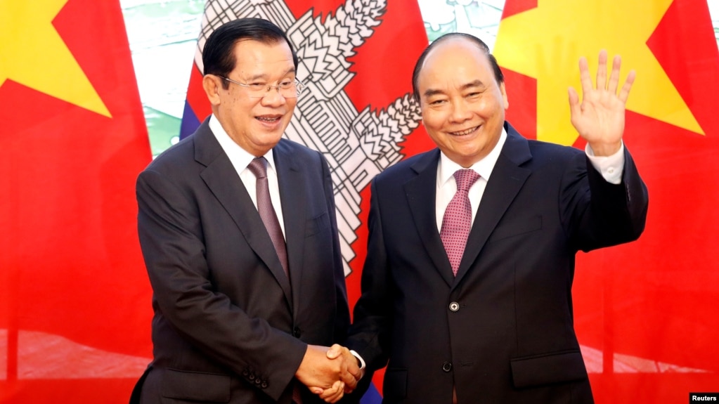 លោកនាយករដ្ឋមន្ត្រី ហ៊ុន សែន ថតរូបជាមួយនាយករដ្ឋមន្ត្រីវៀតណាម លោក ង្វៀន សួនហ៊្វុក (Nguyen Xuan Phuc) នៅការិយាល័យរដ្ឋាភិបាលវៀតណាម ក្នុងទីក្រុងហាណូយ ថ្ងៃទី៤ ខែតុលា ឆ្នាំ២០១៩។