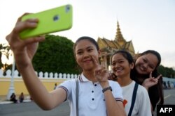 រូបឯកសារ៖ យុវតីកម្ពុជាថតរូបជុំគ្នាតាមទូរស័ព្ទទំនើបនៅក្បែរព្រះបរមរាជវាំង នៅរាជធានីភ្នំពេញ កាលពិថ្ងៃទី២៩ ខែតុលា ឆ្នាំ២០១៨។