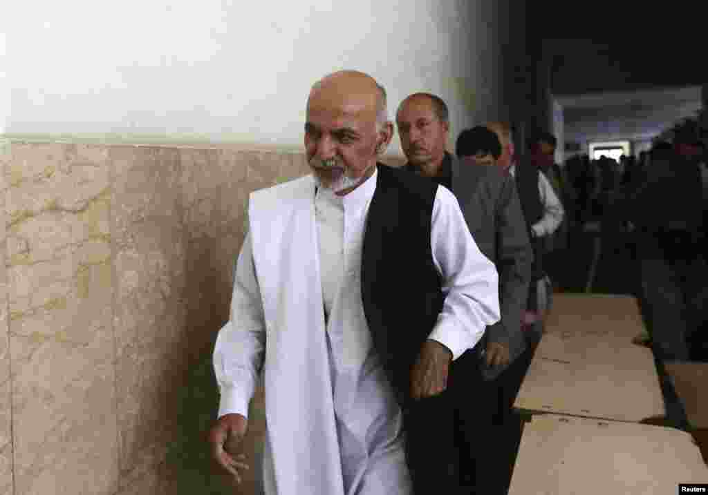 صدارتی اُمیدوار اشرف غنی نے اپنا ووٹ کابل کے ایک پولنگ اسٹیشن میں ڈالا۔