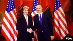 Menlu Amerika John Kerry (kiri) bersama PM Albania Edi Rama di Tirana, Minggu (14/2).
