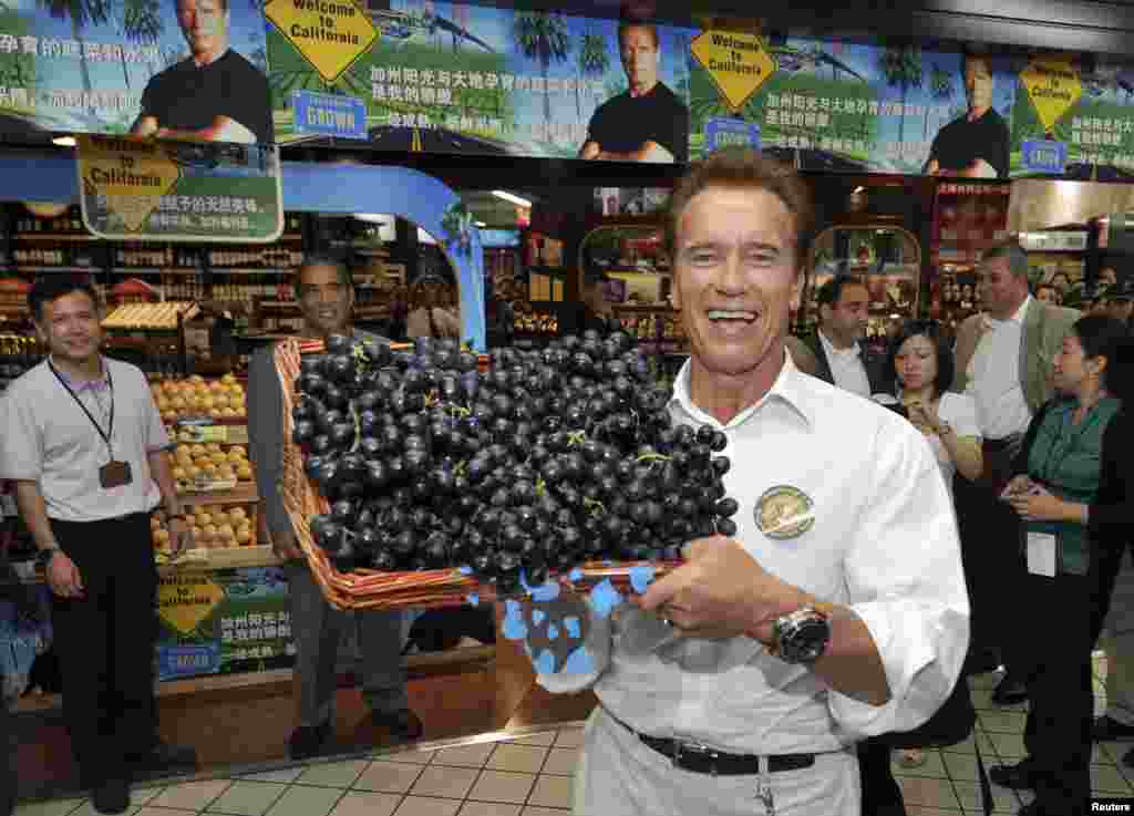 2010年9月11日，美国加州州长施瓦辛格在杭州一个购物中心推广加州农产品，举着一筐葡萄。施瓦辛格在从政前是电影明星，卸任后回归演艺界。