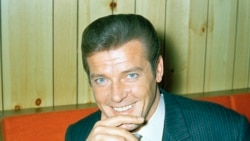 James Bond မင်းသား Roger Moore (၈၉ နှစ်) ကွယ်လွန်