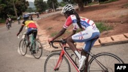 La cycliste centrafricaine Fatoumata, à droite, lors d'une séance d'entraînement hebdomadaire avec l'équipe cycliste de Bangui, à Bangui, le 26 octobre 2017.