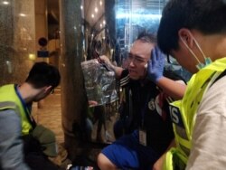 被人咬了左耳的香港太古城区议员、民主动力召集人赵家贤在接受医护人员的帮助。（2019年11月3日）