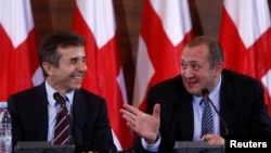Georgia's president-elect Giorgi Margvelashvili (R) and Prime Minister Bidzina Ivanishvili are seen at a news conference in Tbilisi. ( October 28, 2013.)