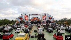 Pagelaran musik 'drive-in' di tengah pandemi COVID-19 di Bali, 16 Agustus 2020. (AP Photo/Firdia Lisnawati)