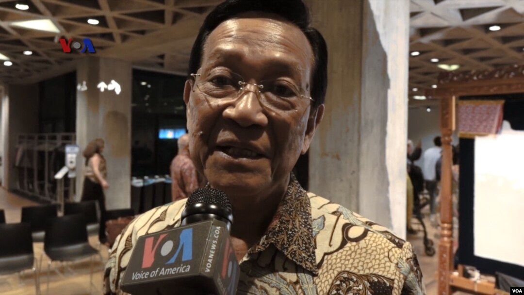 Sri Sultan Hamengkubuwono X, Gubernur DIY, ikut menghadiri pertunjukan wayang kulit di Universitas Yale.