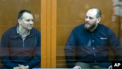 The former chief of the cybercrime department at Russia's main domestic security agency Sergei Mikhailov, left, and the former employee of Kaspersky Lab cybersecurity firm Ruslan Stoyanov attend a hearing in a court in Moscow, Russia, Feb. 26, 2019. 