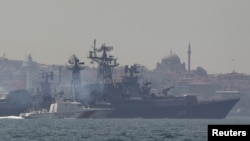 Sebuah kapal Turki (kiri) mengawal Kapal Angkatan Laut Rusia Smetlivy di Bosphorus, Istanbul (Foto: dok). Dikabarkan kapal-kapal perang Rusia tengah bertolak ke Suriah untuk membantu kemingkinan dievakuasinya warga Rusia dari negara itu.