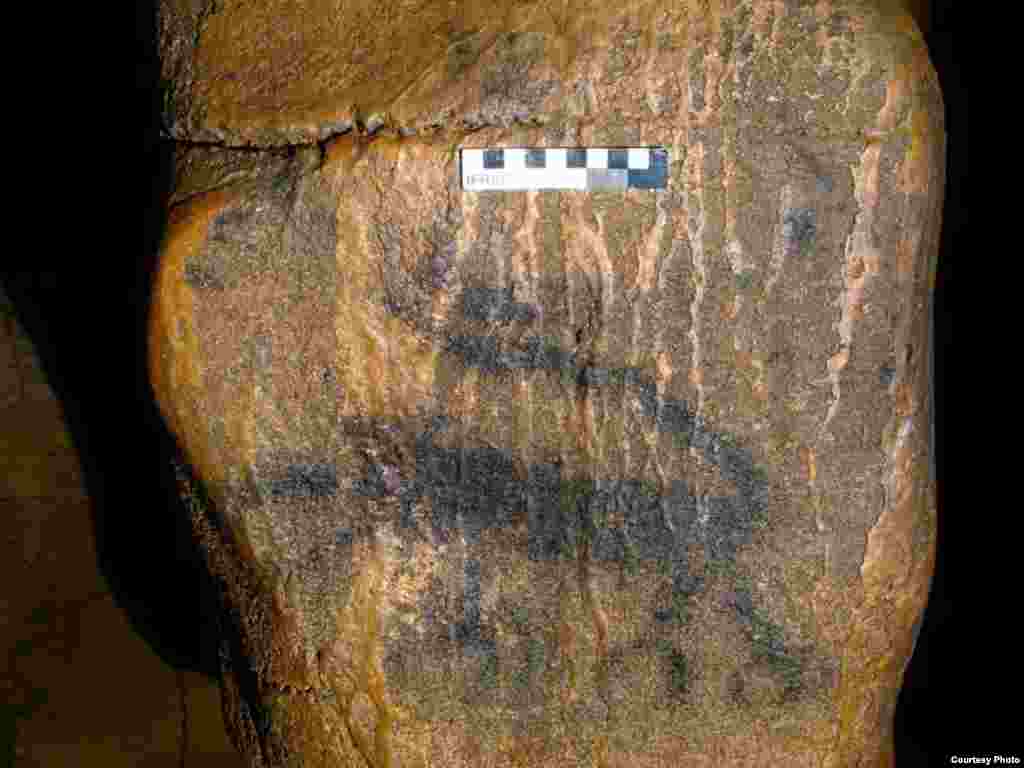 A black charcoal drawing from approximately 1,200 AD shows a quadruped with bird talons, in a Tennessee cave. (Photo credit: Jan Simek, Alan Cressler, Nicholas Herrmann and Sarah Sherwood / Antiquity Publications Ltd.)