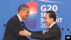 U.S. President Barack Obama shakes hands with South Korea's President Lee Myung-bak during a joint press conference at the presidential Blue House in Seoul, 11 Nov 2010