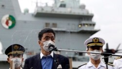 日本防卫大臣岸信夫视察了停靠在日本横须贺美军基地的英国航母“伊丽莎白女王”号后对媒体讲话。(2021年9月6日)