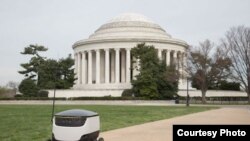 El robot de Starship Technologies recorre los senderos en Washington DC para hacer sus entregas.