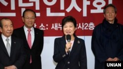 1일 서울 새누리당 여의도 당사에서 열린 2013 신년인사회에 참석한 박근혜 한국 대통령 당선인(가운데). (자료사진)
