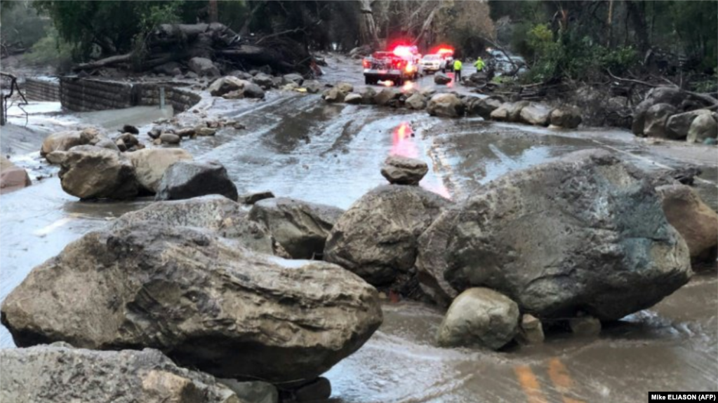 Varias rocas bloquean la carretera de Hot Springs a la altura de Montecito, en California, el 9 de enero de 2018.