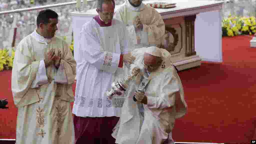 Le pape François est aidé à se révéler après une chute par Mons. Guido Marini&nbsp; en Pologne, le 28 juillet 2016.&nbsp;