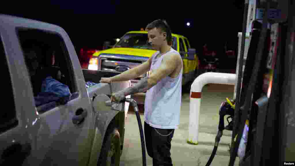 Un résident de Fort McMurray, Thomis Jonasson, met de l'essence dans sa voiture avant de se diriger vers le lac La Biche, le 3 mai 2016.