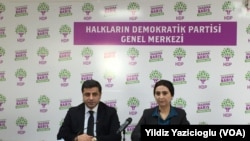 Seçim sonuçlarını değerlendiren HDP Eş Başkanları Figen Yüksekdağ ve Selahattin Demirtaş