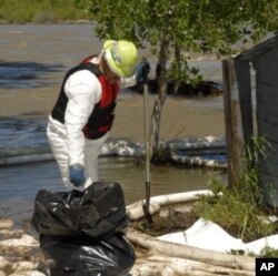 The burst pipe spilled as much as 1,000 barrels of crude oil - more than 160,000 liters- into the river, just downstream from famed Yellowstone National Park.